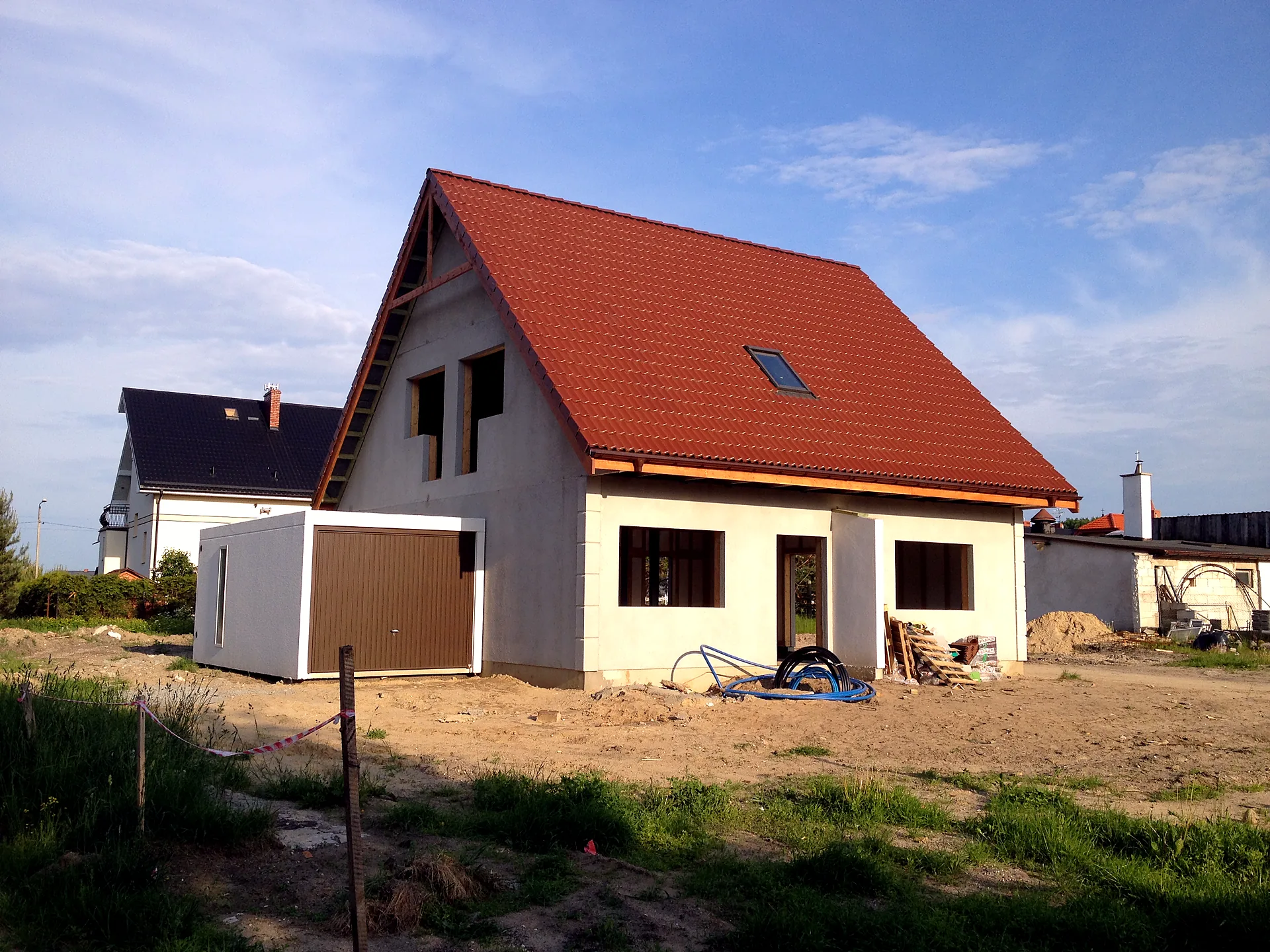 Garaż prefabrykowany betonowy przy domu jednorodzinnym