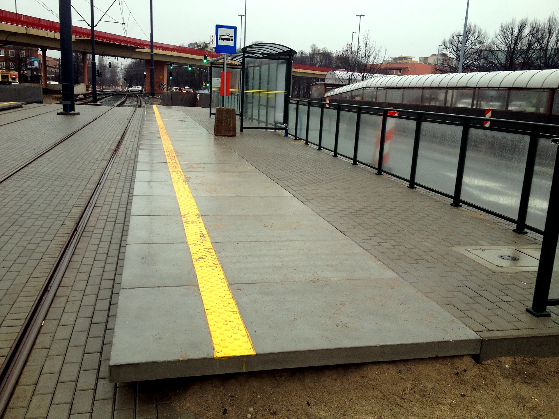 Płyty betonowe peronu tramwajowego